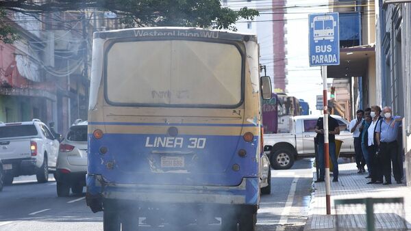 El humo de buses chatarras afecta al pulmón y corazón