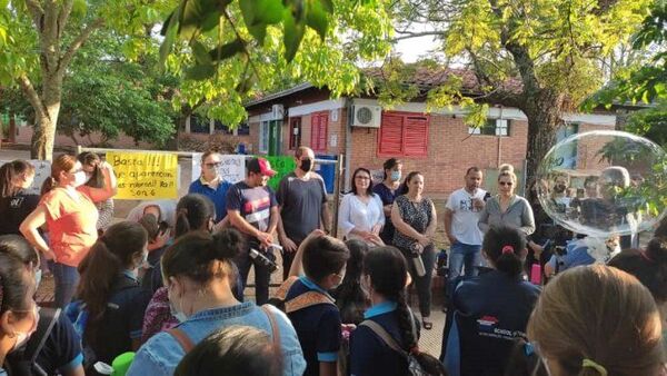 Ayolas: Padres de familia y alumnos cierran acceso a escuelas para exigir rubros de docentes