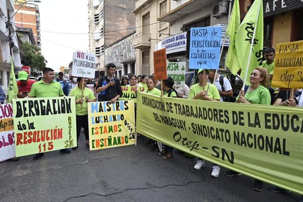 Docentes protestan para insistir en el rechazo al sistema de plurigrado - Nacionales - ABC Color