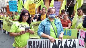 Crónica / Docentes "despiden" con un guarará de reclamos a Brunetti