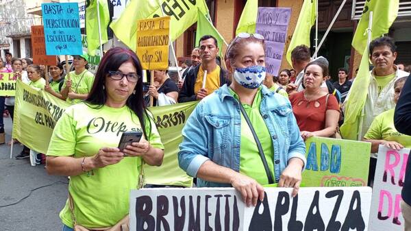 Crónica / Docentes "despiden" con un guarará de reclamos a Brunetti