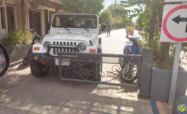 Usan la Peatonal de Luque como estacionamiento privado •