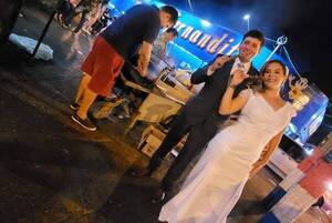 Crónica / Recién casados disfrutaron de un rico asadito