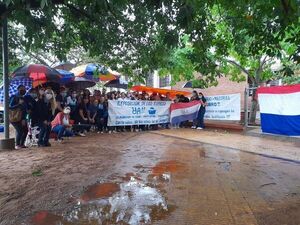 Segunda jornada de manifestación de padres en Ayolas  - Nacionales - ABC Color