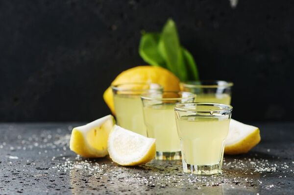 Prepará tu propio limoncello: el licor de limón con propiedades digestivas - Gastronomía - ABC Color