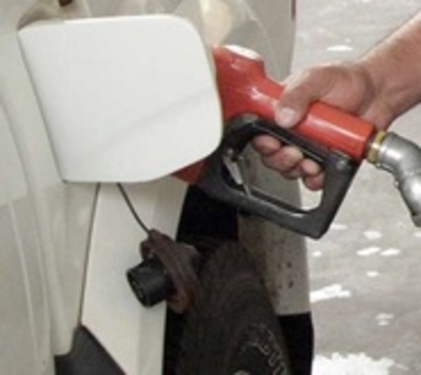 Analizan millonario fondo para estabilizar precios del combustible - Paraguay.com
