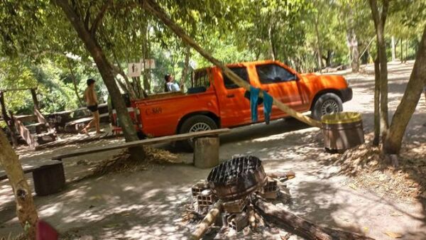 Camioneta de MOPC en balneario de Tagatiya, distrito de San Alfredo