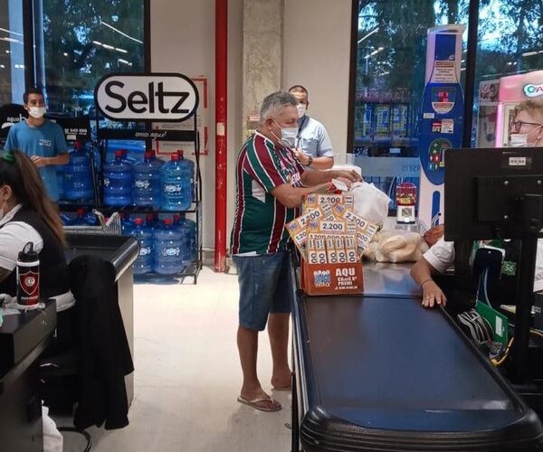 Romerito salió de compras con la casaca del “Flu”