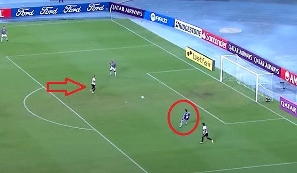 ¿Qué le pasó?: Arquero le dio un “pase gol” a su rival - La Prensa Futbolera