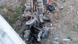 Camionero se salva tras caída de volquete a un arroyo de Pilar