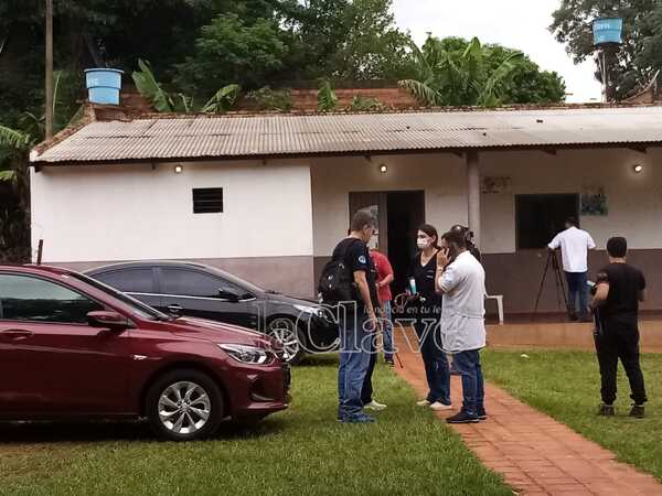 Delincuentes armados asaltan USF y llevan automóvil - La Clave