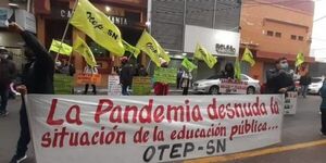 OTEP-SN rechaza plurigrado y docentes protestan frente al MEC