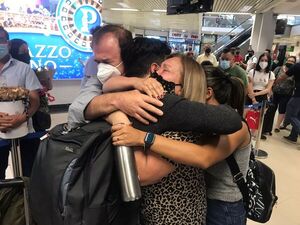 Momento emotivo: Llegan más compatriotas desde Rusia