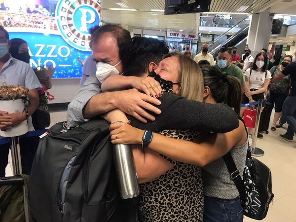 Momento emotivo: Llegan más compatriotas desde Rusia