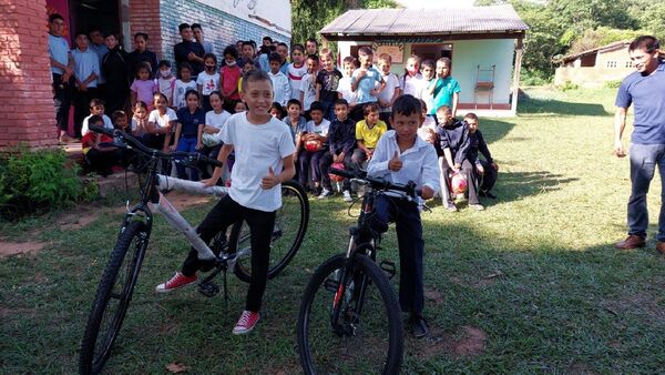 Hermanitos ya tienen bici para ir a la escuela