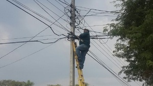 Ande confirma que caída de torre dejó sin energía a más de 100.000 usuarios