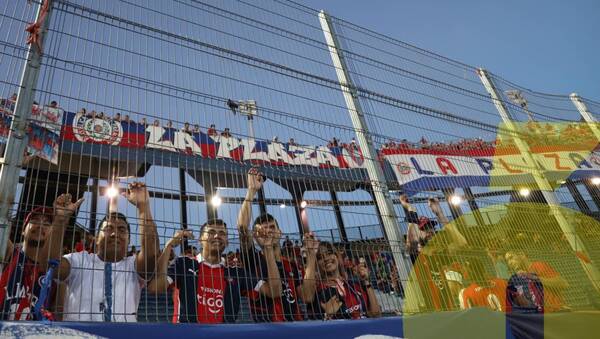Crónica / Cerristas ojeplaguea por sanción a la hinchada organizada