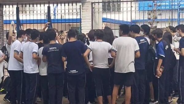 Protesta estudiantil en apoyo a una compañera, desmatriculada por «su orientación sexual»