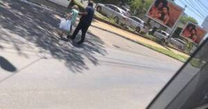 La Nación / Aplausos de pie: chofer de colectivo se bajó para ayudar a una abuelita