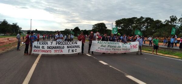 Labriegos de la FNC cierran ruta en Caaguazú y exigen derogación de ley contra invasiones - Nacionales - ABC Color
