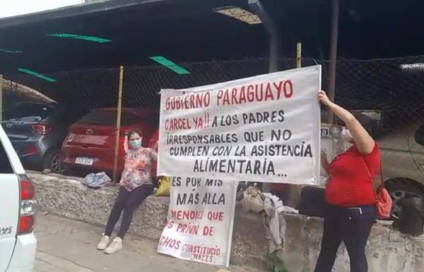 Crónica / "Mamá leona" se encadenó por "la leche" frente a la Fiscalía
