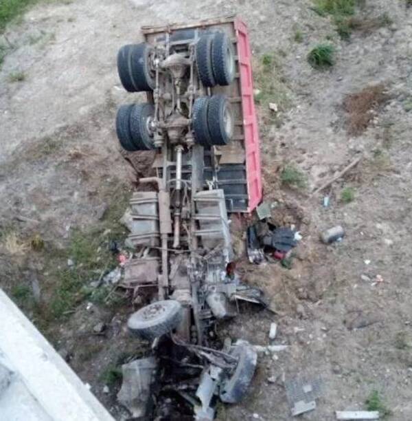 Crónica / De milagro se salvó un camionero al caer a un precipicio