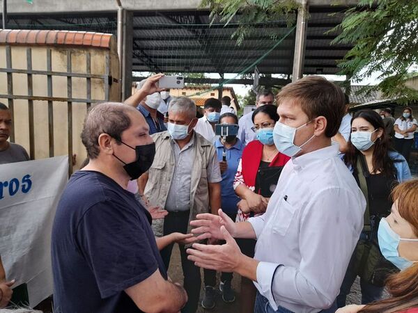 Padres y ministro no llegan a acuerdo y continúan reclamos de rubros - Nacionales - ABC Color