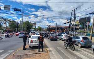 Diario HOY | Manifestantes contra la suba del combustible realizan cierres en varias calles en Asunción