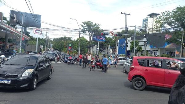 Siguen bloqueos en Asunción y Central por suba de combustibles - Nacionales - ABC Color