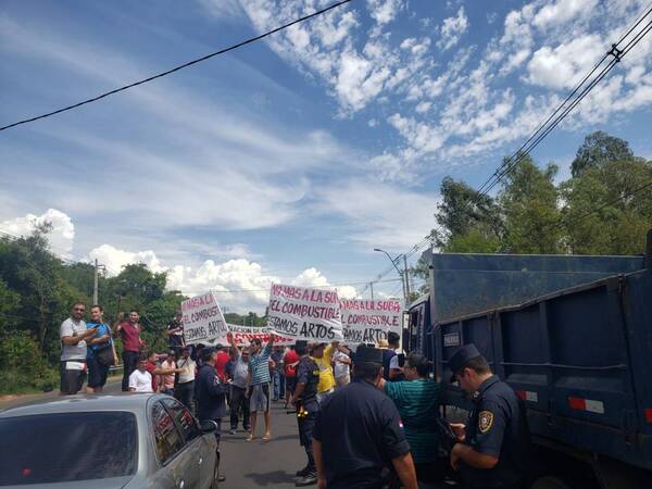 Crónica / Manifestación ápe ha pépe en contra de la suba de combustibles