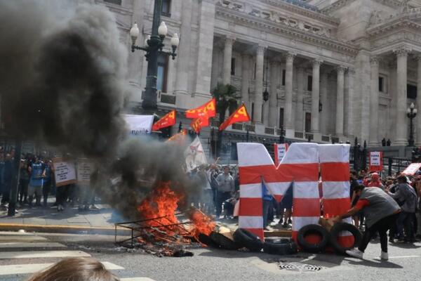 Diario HOY | Serios disturbios en protestas en Argentina contra el acuerdo con el FMI