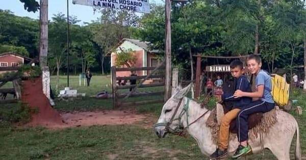 La Nación / Regalan bicicletas a niños que viajaban 5 kilómetros en burro para ir a la escuela