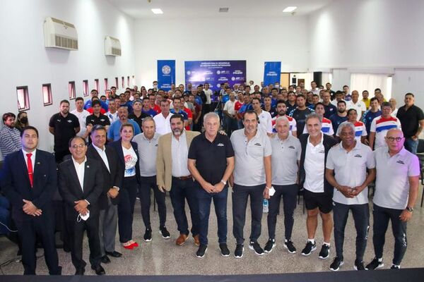 Arrancó seminario para la formación de entrenadores en APF - Fútbol - ABC Color