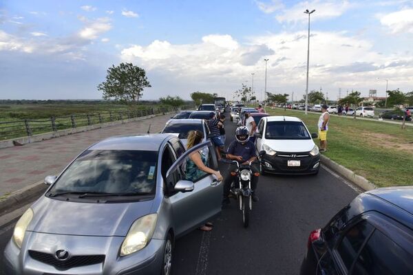 Protesta contra suba de combustibles se centra en la Costanera de Asunción - Nacionales - ABC Color