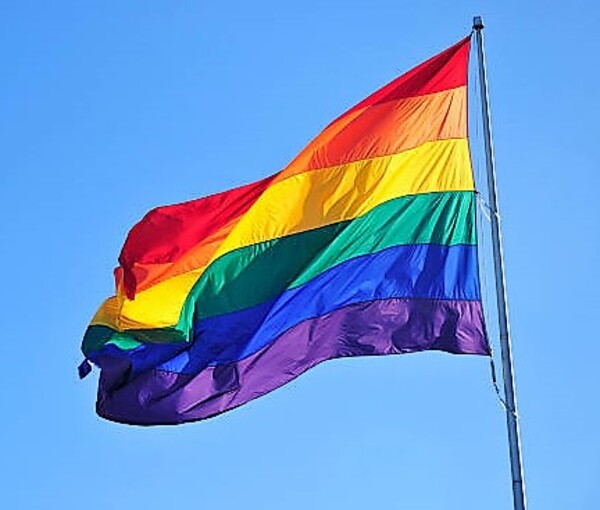 “Se rasgan las vestiduras por supuesta homofobia, pero ni ahí con miles de escolares sin merienda que estudian bajo árboles” – La Mira Digital