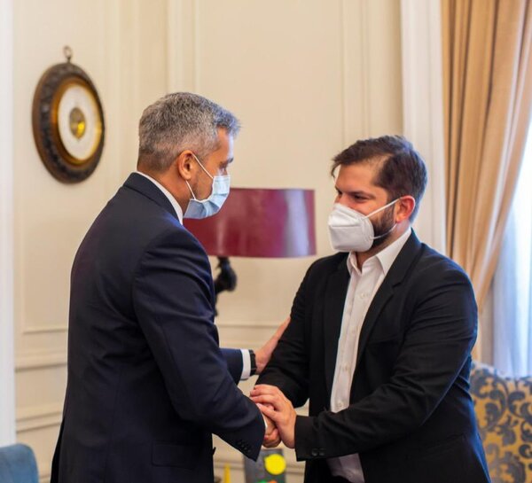 Abdo Benítez y Boric mantienen primer encuentro y coinciden en fortalecer relaciones entre Paraguay y Chile