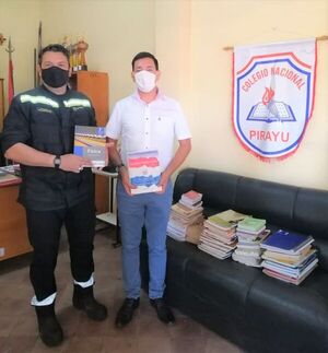 Bomberos donan libros de diferentes disciplinas a colegio de Pirayú - Nacionales - ABC Color