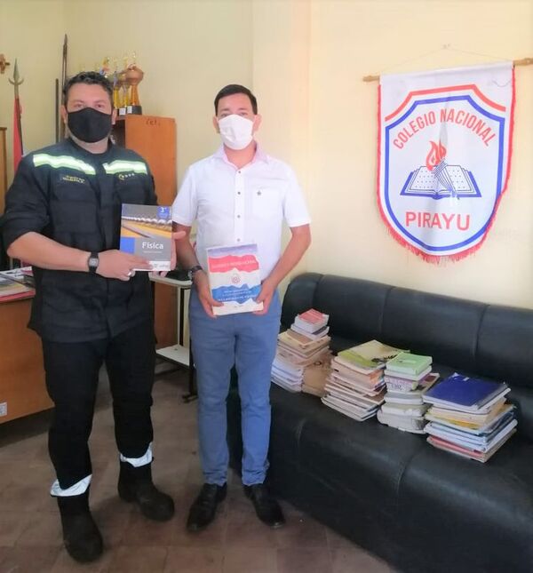 Bomberos donan libros de diferentes disciplinas a colegio de Pirayú - Nacionales - ABC Color