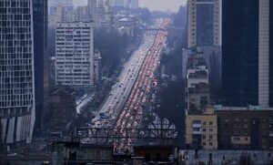 Tanques rusos a las puertas de Kiev, la UE prevé millones de refugiados