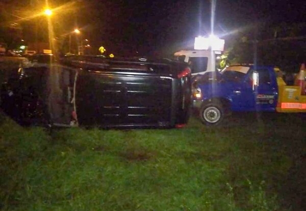 Camioneta choca contra camiones estacionados y vuelca - Noticiero Paraguay