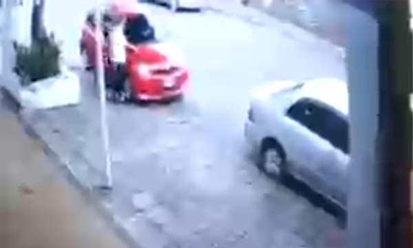 Coronel Oviedo: Raya coches que estacionan frente a su local - OviedoPress