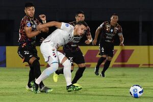 El grosero error del árbitro de Nacional-Guaireña: confundió de jugador cuando debía expulsar a Richard Salinas - Fútbol - ABC Color