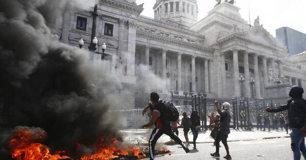 La Nación / Diputados argentinos aprueban acuerdo con el FMI