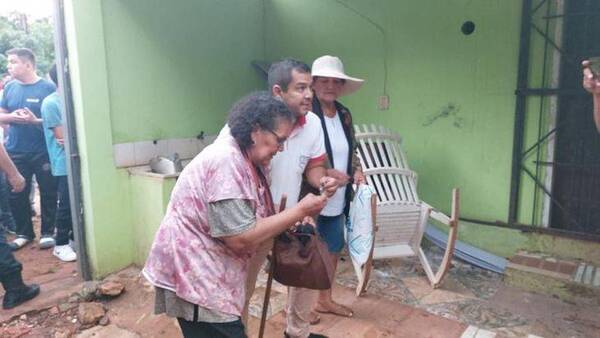 Crónica / Vecinos echaron a patadas a inquilino y le devolvieron su casa a abue
