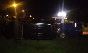 Conductora choca dos vehículos estacionados y vuelca en Coronel Oviedo - OviedoPress