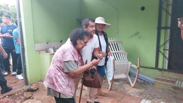 Vecinos le devolvieron la casa a mujer que fue echada por su inquilino - Noticiero Paraguay