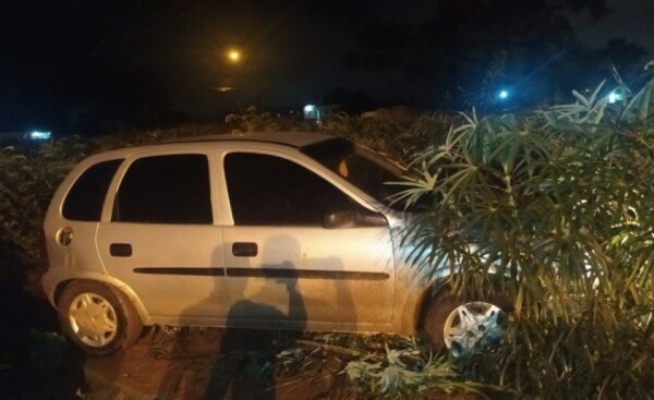 Denuncian abandono de vehículo y encuentran muerto a un hombre