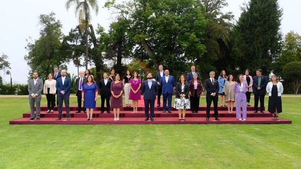 Gabriel Boric se toma una foto oficial cargada de simbolismos