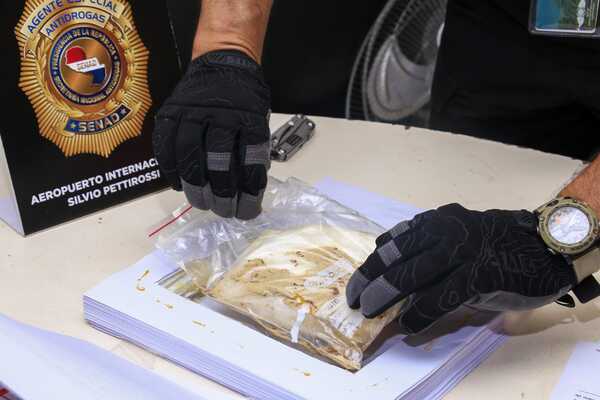 Diario HOY | Incautan casi medio kilo de cocaína que iba a ser enviada a Alemania en resmas de papel