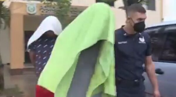 Hermanos que mataron a golpes a un joven se entregaron y fueron llevados a la Fiscalía